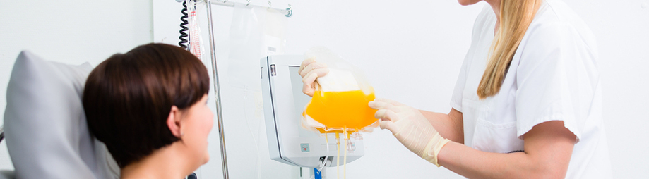 R327_Nurse-showing-patient-donating